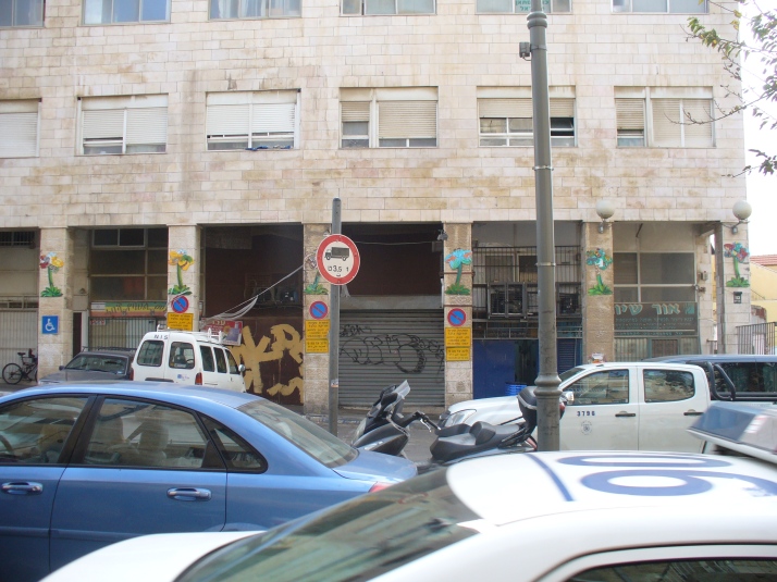 bus stops, egged stops, buses, sidewalk, bus stop poles, bus stop signs, jerusalem bus, jerusalem bus stop, shuk bus stop, shuk buses, sidewalk stops, building decorations, parking signs